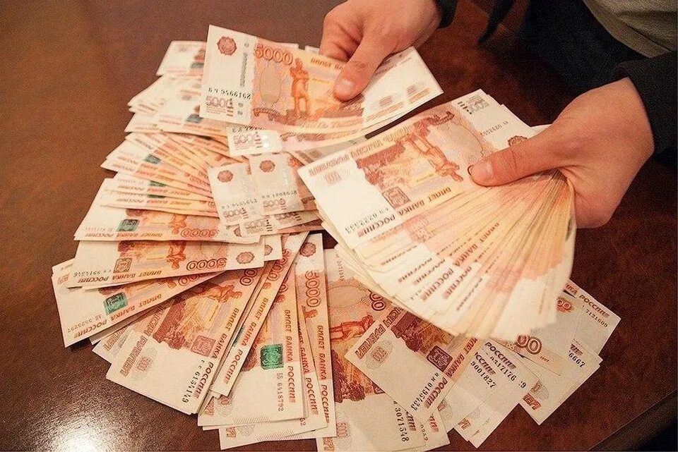 Много денег в руке фото Мошенники похитили 300 тысяч рублей у двух севастопольских пенсионерок - KP.RU