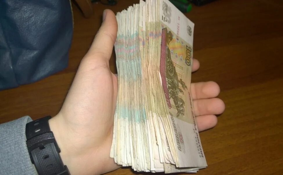 Много денег в руке фото Житель Сочи "подломил" чебоксарский магазин на 16 тысяч рублей - ГТРК Чувашия