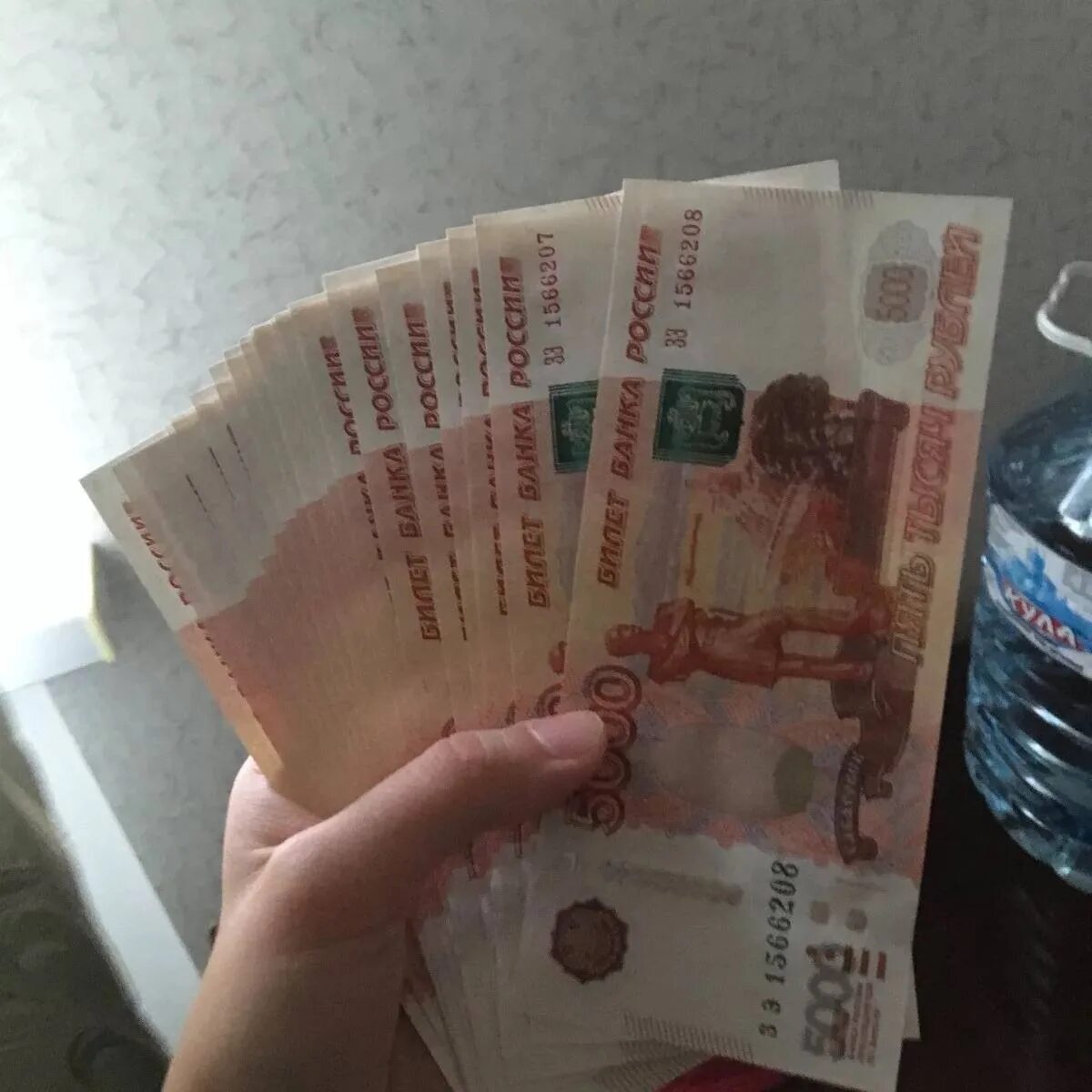 Много денег в руке фото В статистике все четко. Полностью соответствует, тому на что они рекомендуют ста