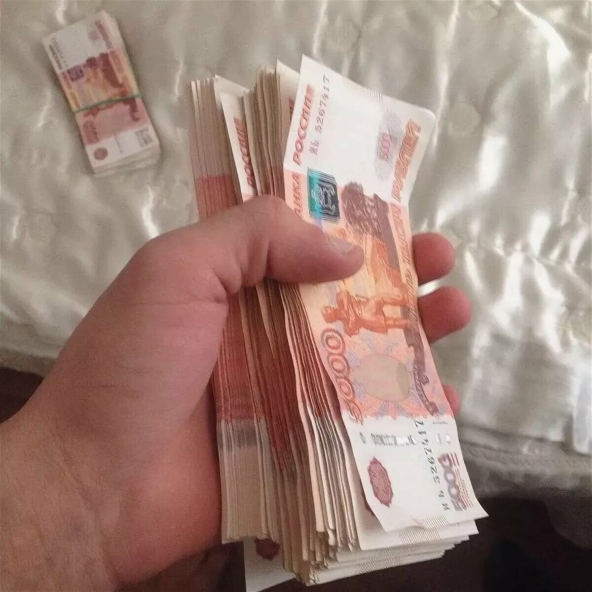 Много денег в руке фото В Красноярске УК насобирала с жителей более 1 млн рублей и попала под уголовное 