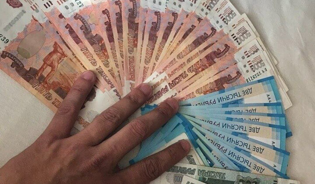 Много денег в руке фото Как изменится размер маткапитала и пособий в 2024 году - СМИ2