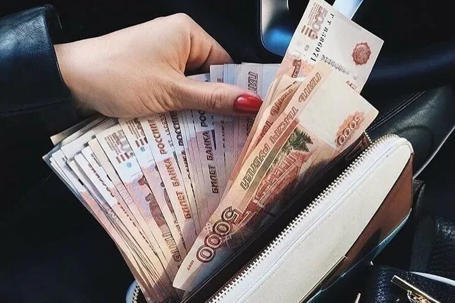 Много денег в руке фото Секрет привлечения финансов: выбираем кошелек, в котором всегда будут деньги. Би