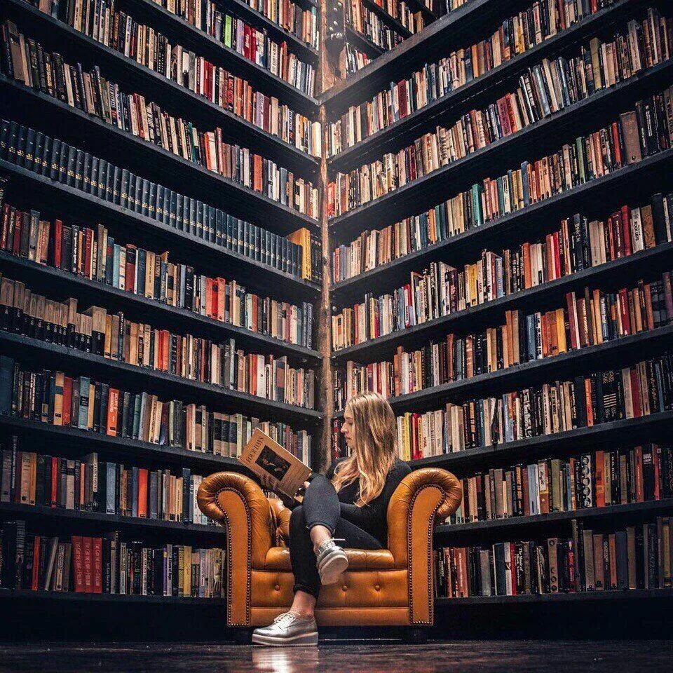 Много книг фото Pin on All in the house Library, Library books, Dream library
