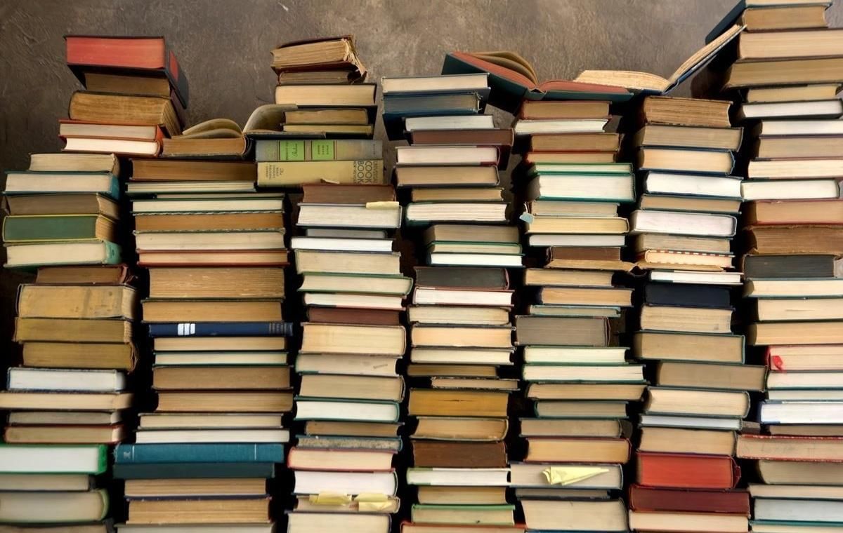 Много книг фото Книжная выставка "В стране интересных книг" 2021, Большесельский район - дата и 