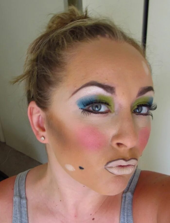 Много макияжа Y mi maquillaje? Subido x Mery Bad makeup fails, Makeup fails, Bad makeup