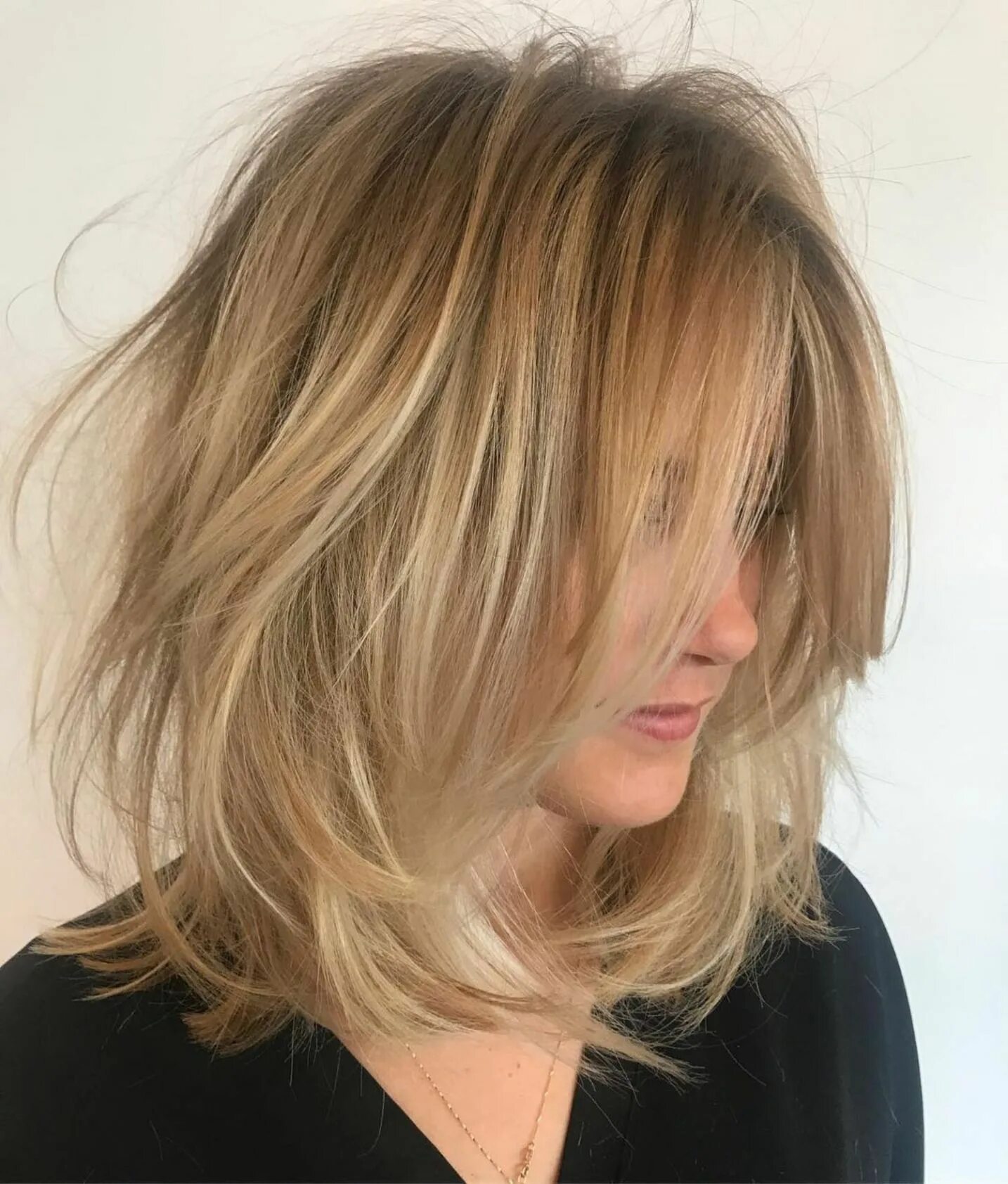Многослойные стрижки на среднюю длину волос Long Tousled Lob with Root Fade Hairstyles for thin hair, Bobs for thin hair, Th