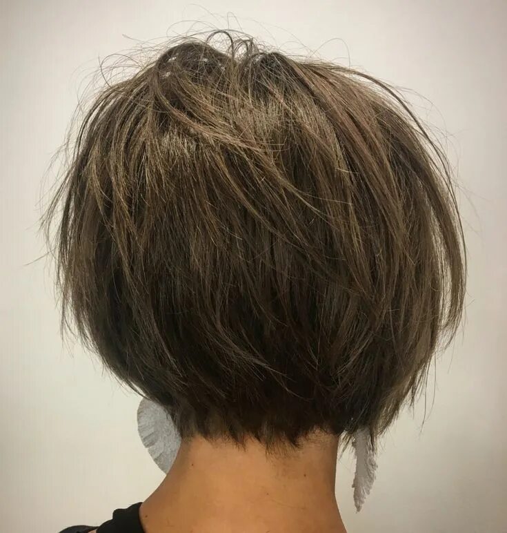 Многослойный боб фото спереди и сзади Tousled Razored Bob Short hairstyles for thick hair, Short bob hairstyles, Thick