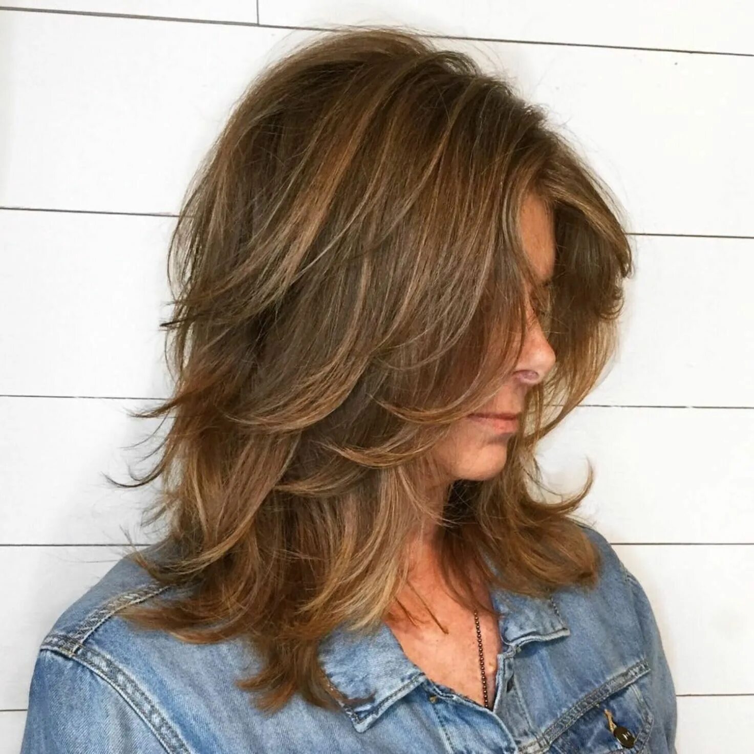 Многоступенчатая стрижка на средние волосы Warm Brown Hairstyle with Feathered Layers Long hair styles, Medium shag haircut