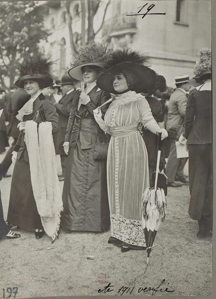 Мода 10 годов фото Lovely Ladies in Lace at the Paris Races Edwardian fashion, Vintage photos, Bell