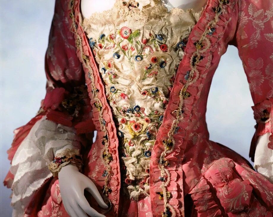 Мода 18 фото An Appetite for Fashion Decadence: A Brief History of Stomachers 18th century fa