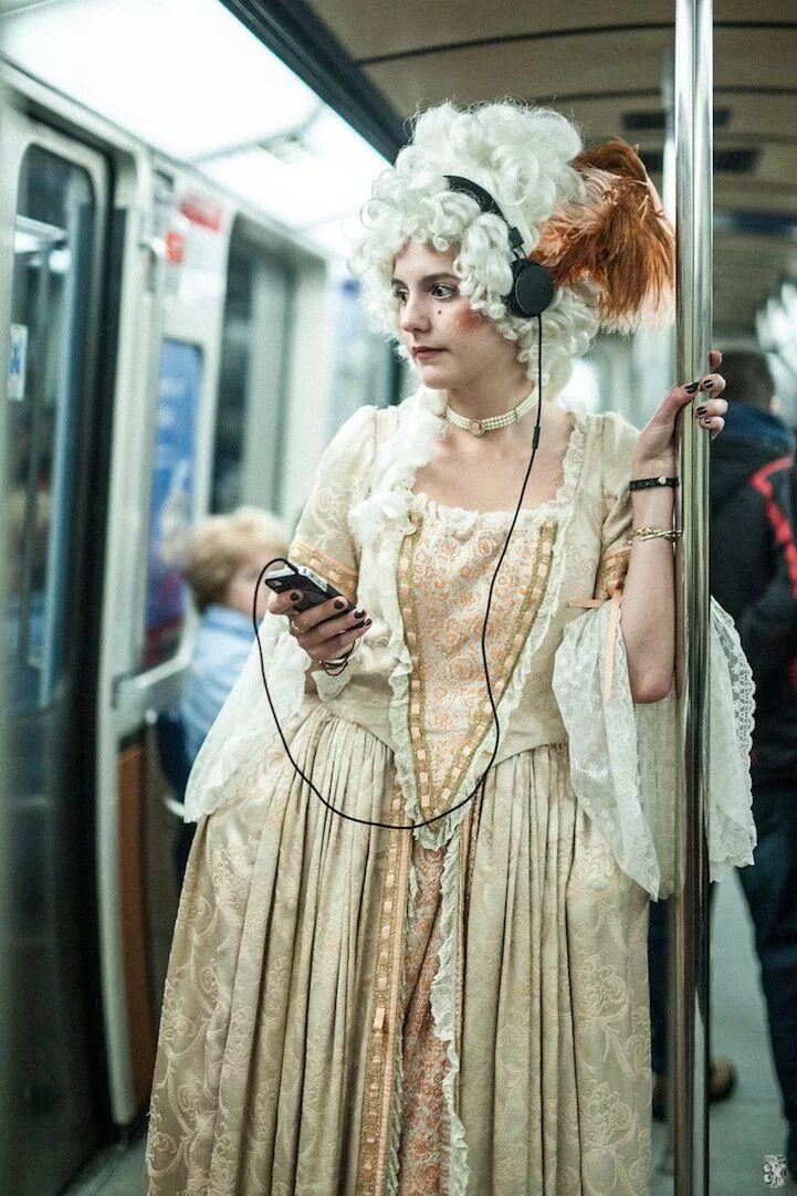 Мода 18 фото Woman Dressed in 18th Century Fashion Lives in the Modern World for Funny Photo 