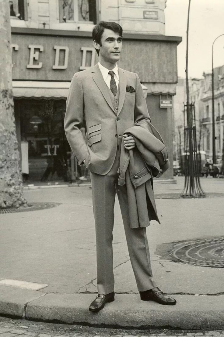 Мода 1950 мужская Ted Lapidus Man Outfit Style 50s in front of the Shop Tedd (first name of the br