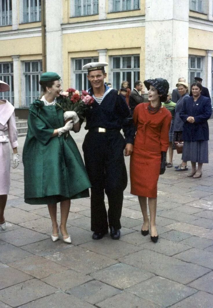 Мода 1958 года в ссср фото Dior models in the streets of Soviet Moscow, 1959 - Rare Historical Photos Dior 