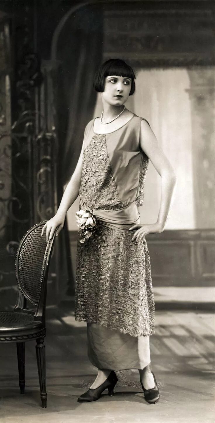 Мода 20 века фото Women's Fashion. Fashion model shows off a dress to the ankles, consisting of tw