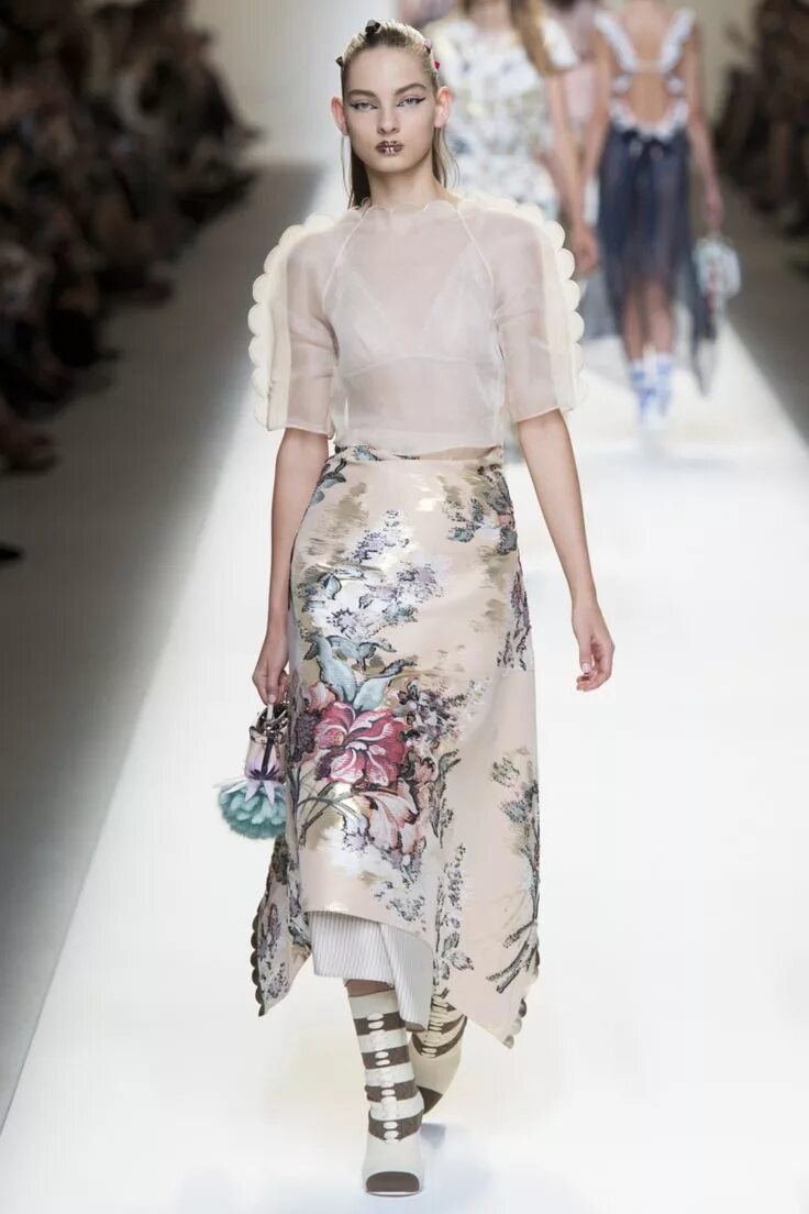 Мода 2017 года фото Fendi Модные стили, Дизайнер одежды, Недели моды