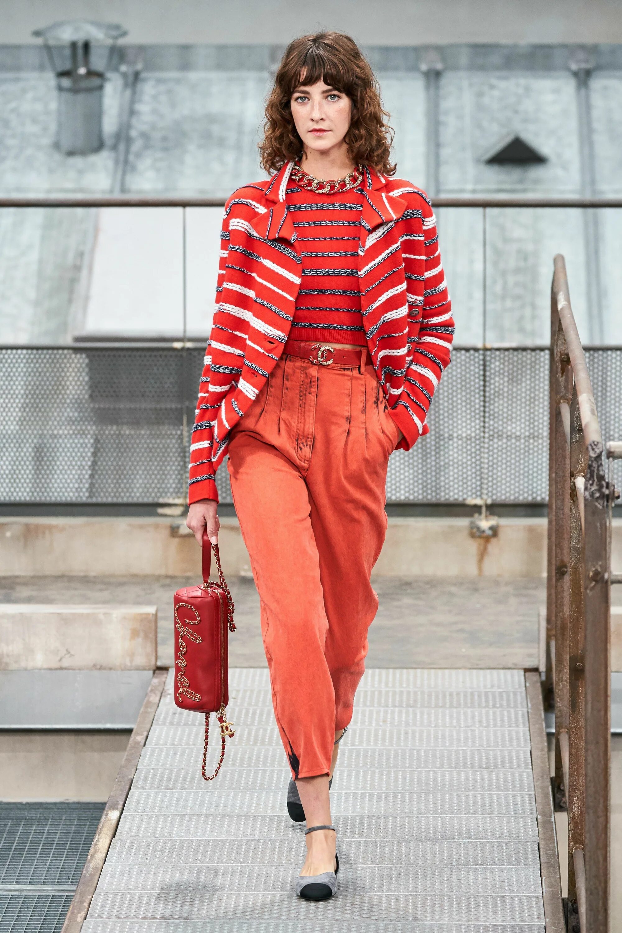 Мода 2020 года в женской весна Chanel Spring 2020 Ready-to-Wear Collection - Vogue Chanel spring, Fashion, How 