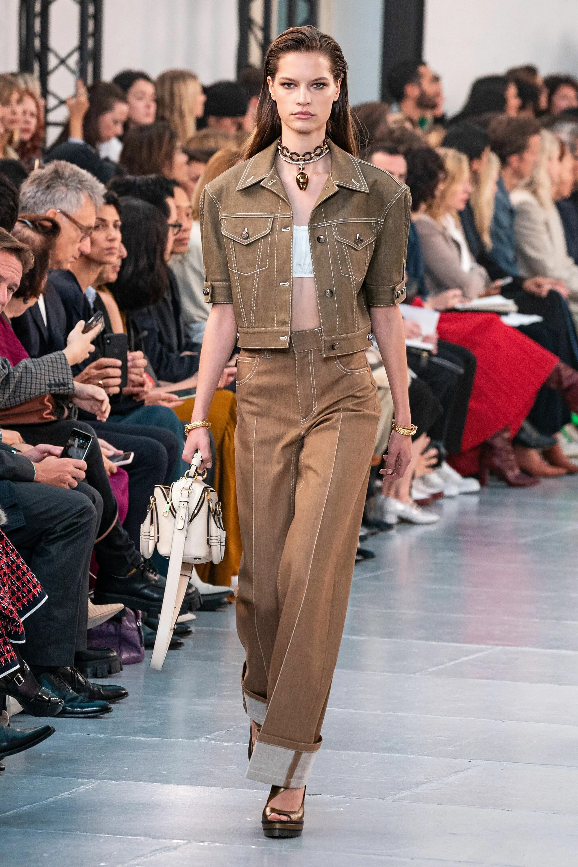 Мода 2020 женская одежда весна Chloé Spring 2020 Ready-to-Wear Fashion Show Fashion, Fashion week, Ready to wea