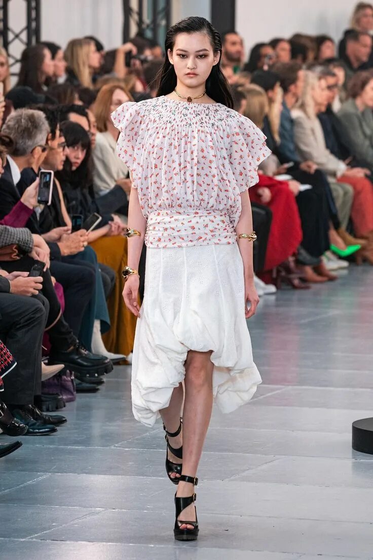 Мода 2020 женская одежда весна Chloé Spring 2020 Ready-to-Wear collection, runway looks, beauty, models, and re