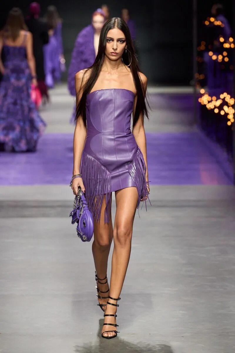 Мода 2023 фото Versace Spring 2023 Ready-to-Wear Collection Runway fashion, Kpop fashion outfit