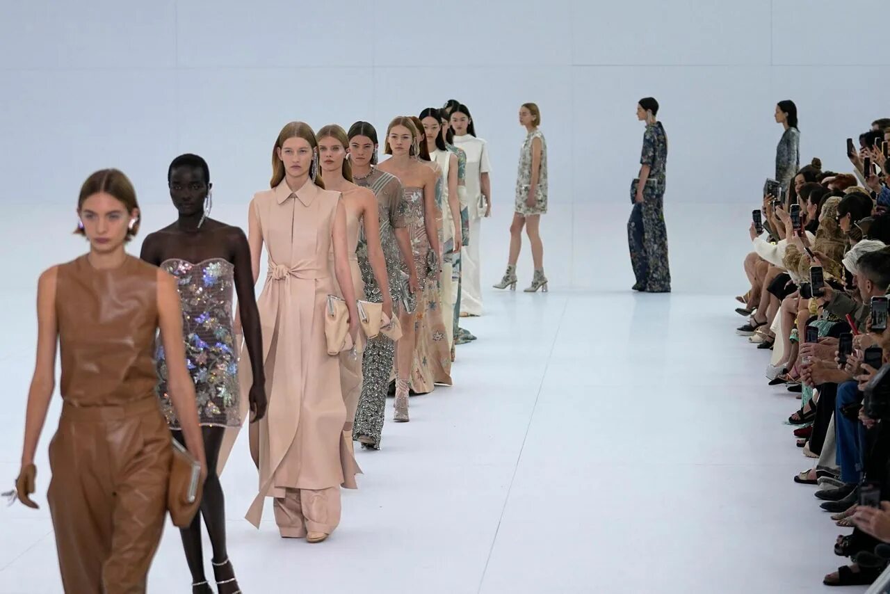 Мода 2023 фото Fendi caps fashion week, going East in culture-hopping show