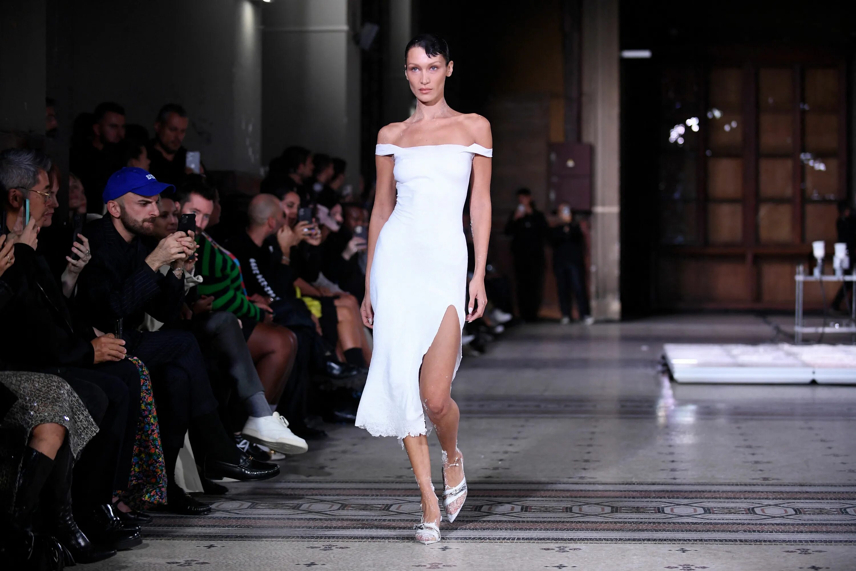 Мода 2023 фото Bella Hadid has dress spray-painted on at Paris Fashion Week