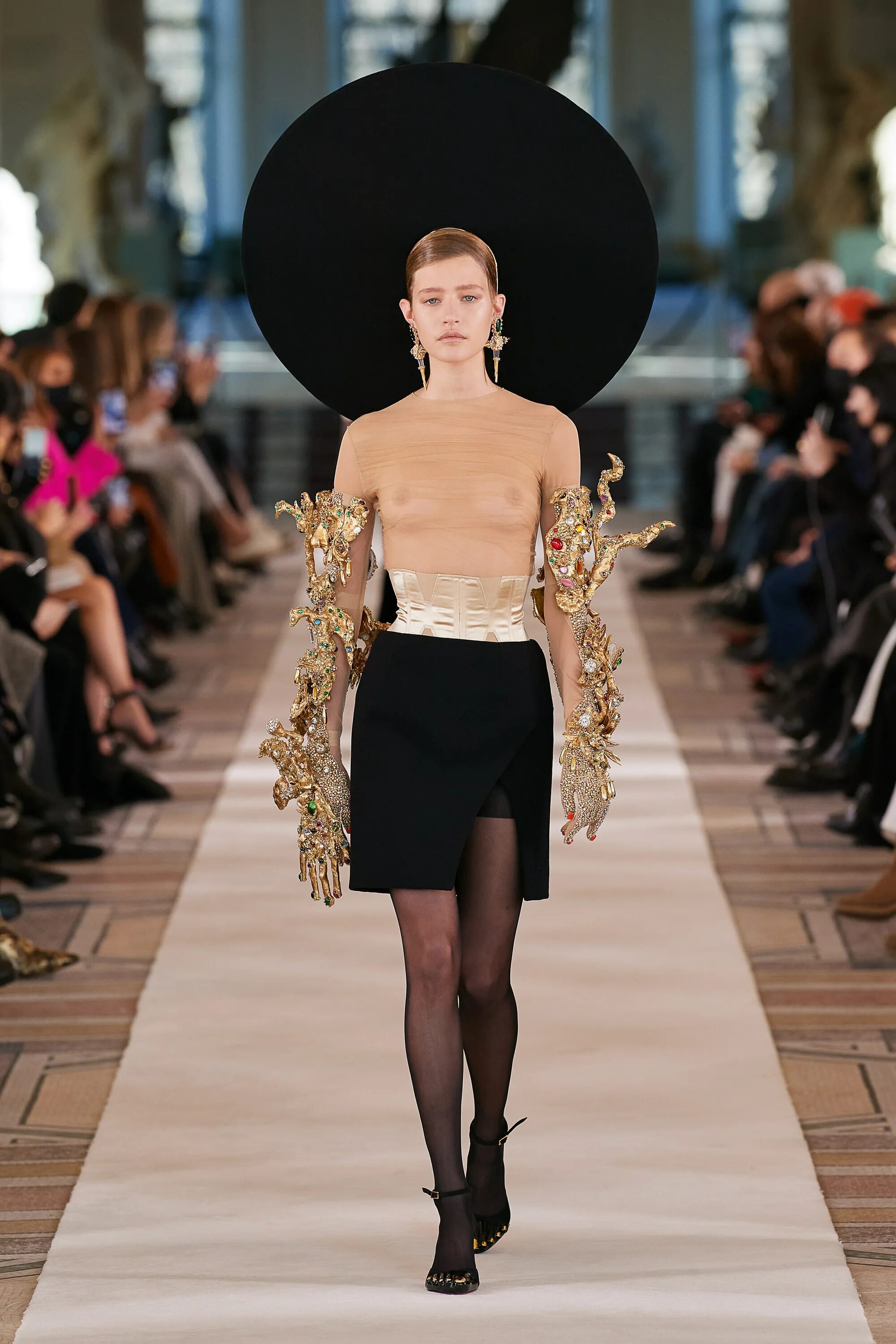 Мода 2023 фото Schiaparelli Spring 2022 Couture Collection Vogue