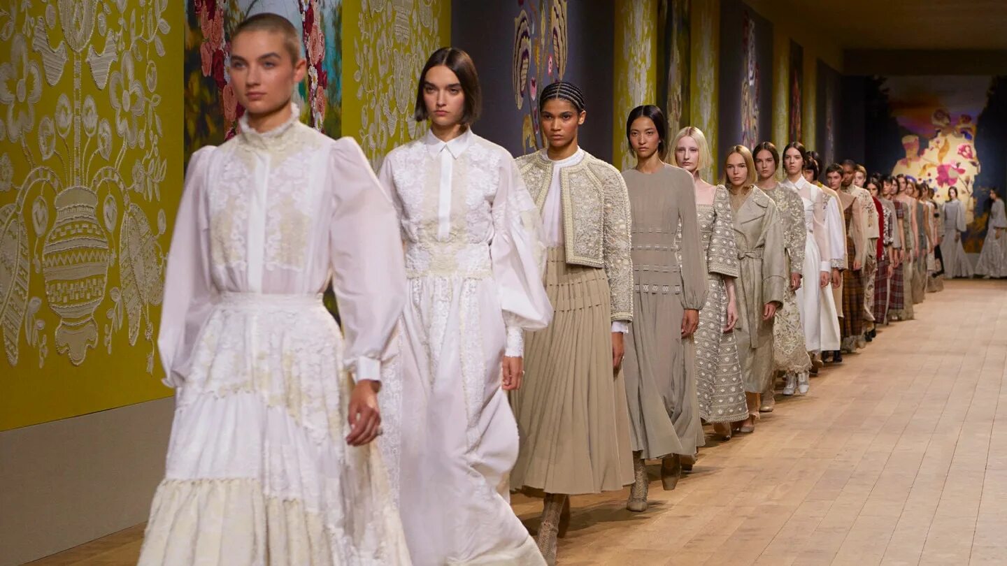Мода 2023 года фото Показ коллекции Haute Couture осень-зима 2022-2023 - DÉFILÉS HAUTE COUTURE - Мод