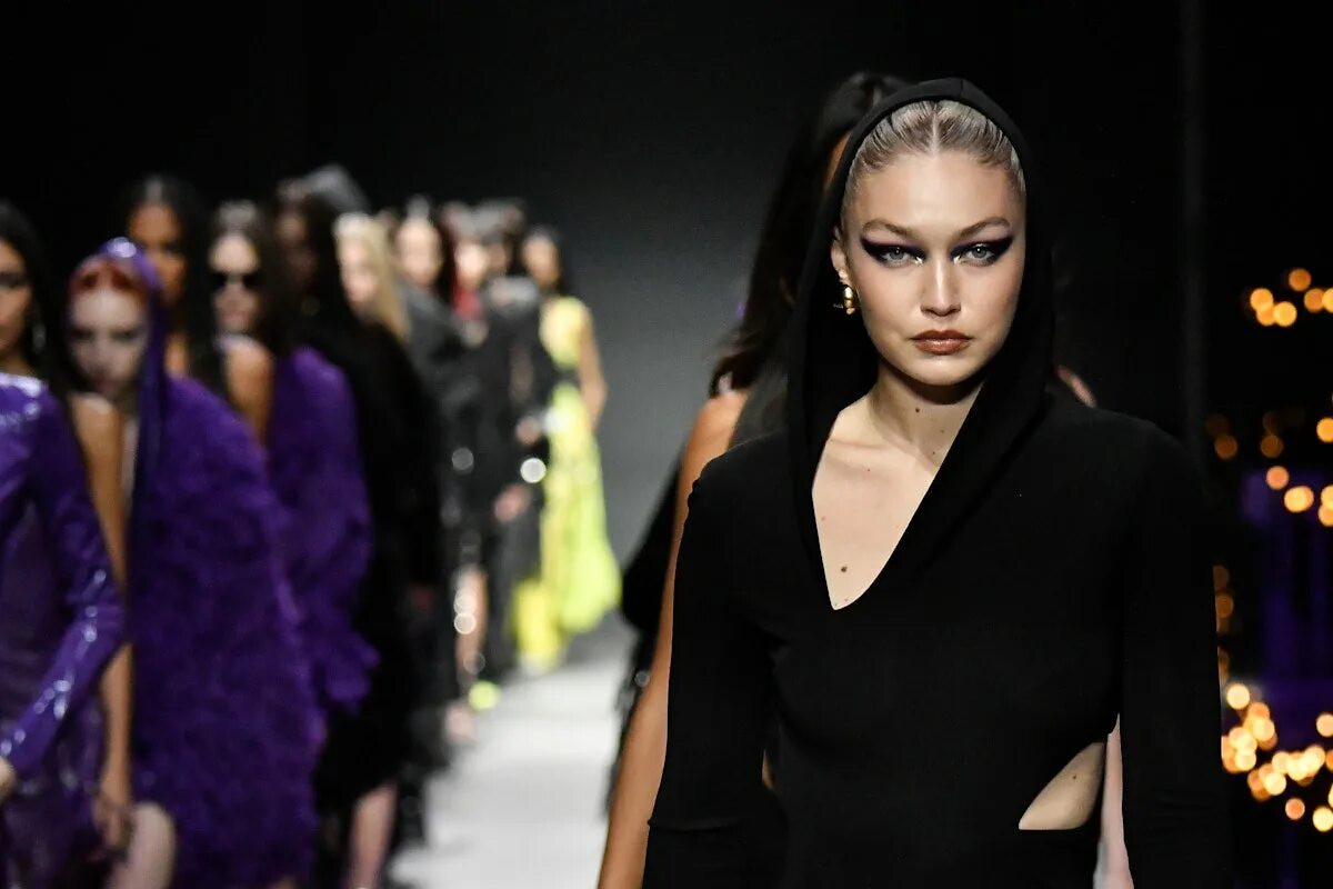 Мода 2023 года фото Beauty Went Punk On The Spring 2023 Runways