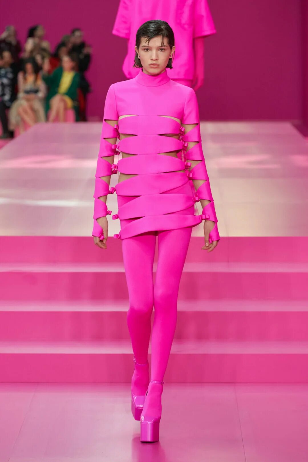 Мода 2023 года фото Valentino провели шоу осень-зима 2022-2023 в Париже. В нем приняла участие супер