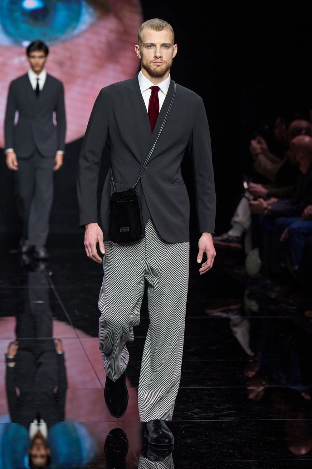 Мода 2024 мужская одежда Giorgio Armani Fall 2024-2025 Menswear - RUNWAY MAGAZINE ® Official