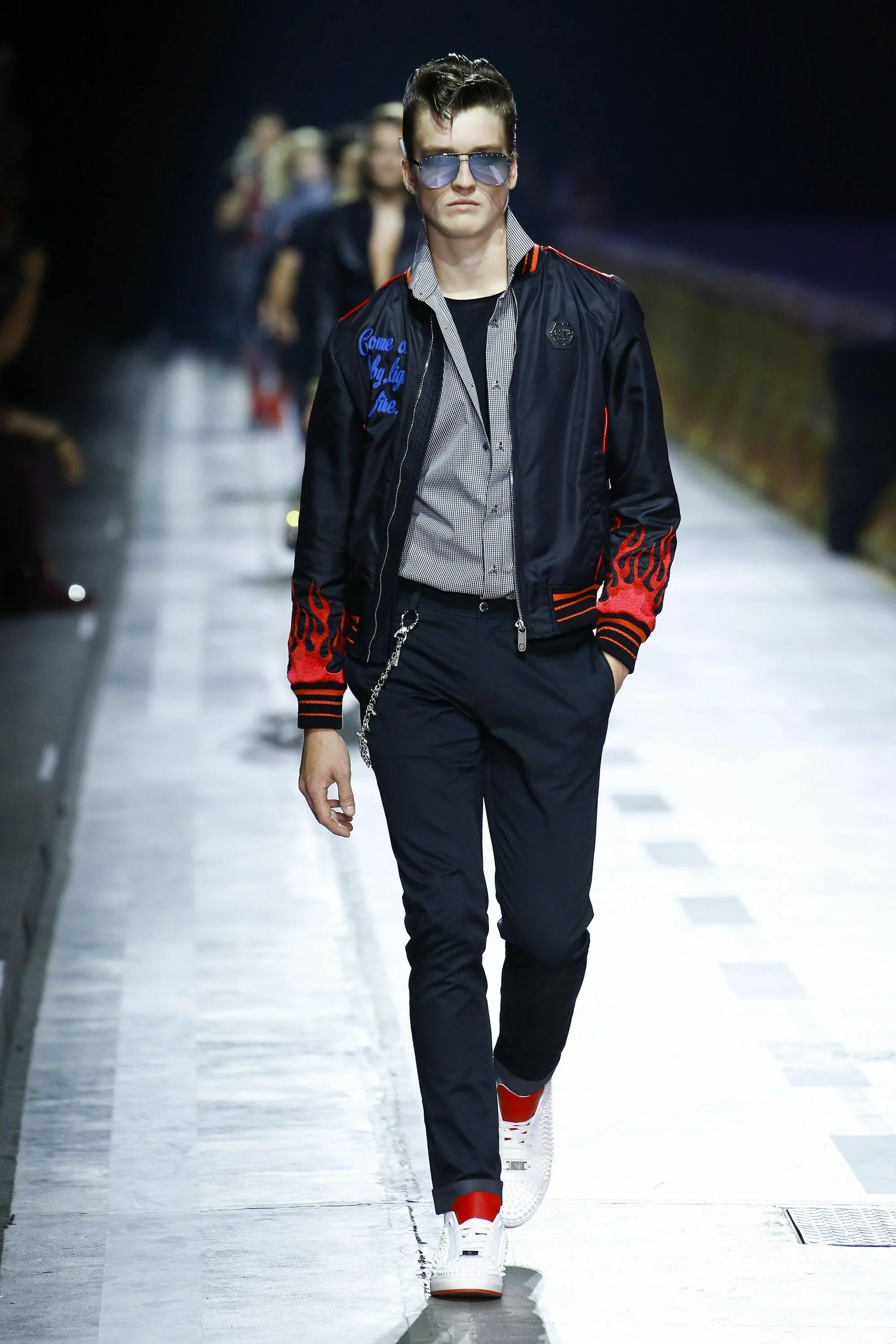 Мода 2024 мужская одежда молодежная осень Philipp Plein Spring 2018 Menswear Collection Photos - Vogue Mens fashion jeans,