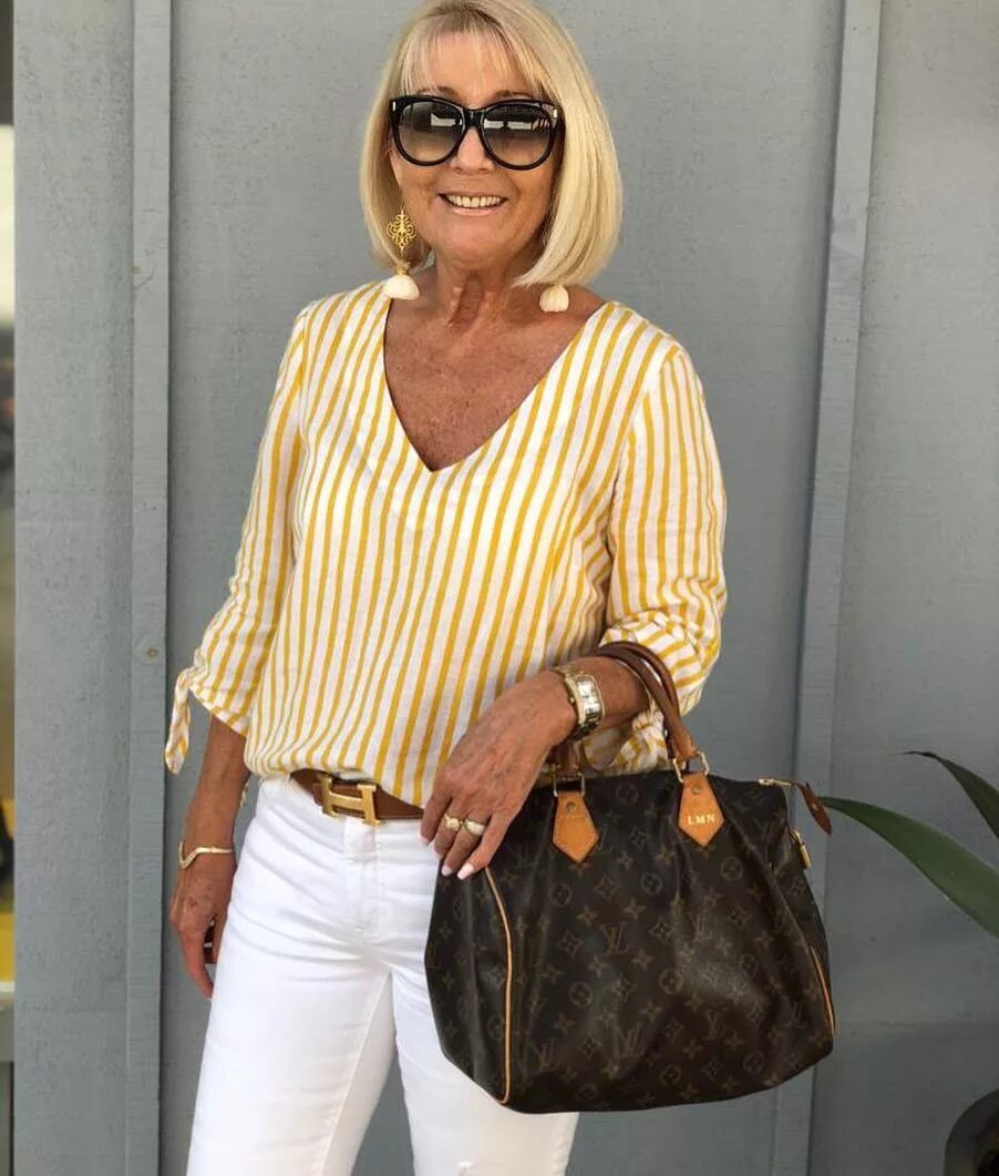 Мода 2024 женская 50 лет одежда REFRESH YOUR WHITE JEANS' Give your favourite white jeans an upgrade with this n