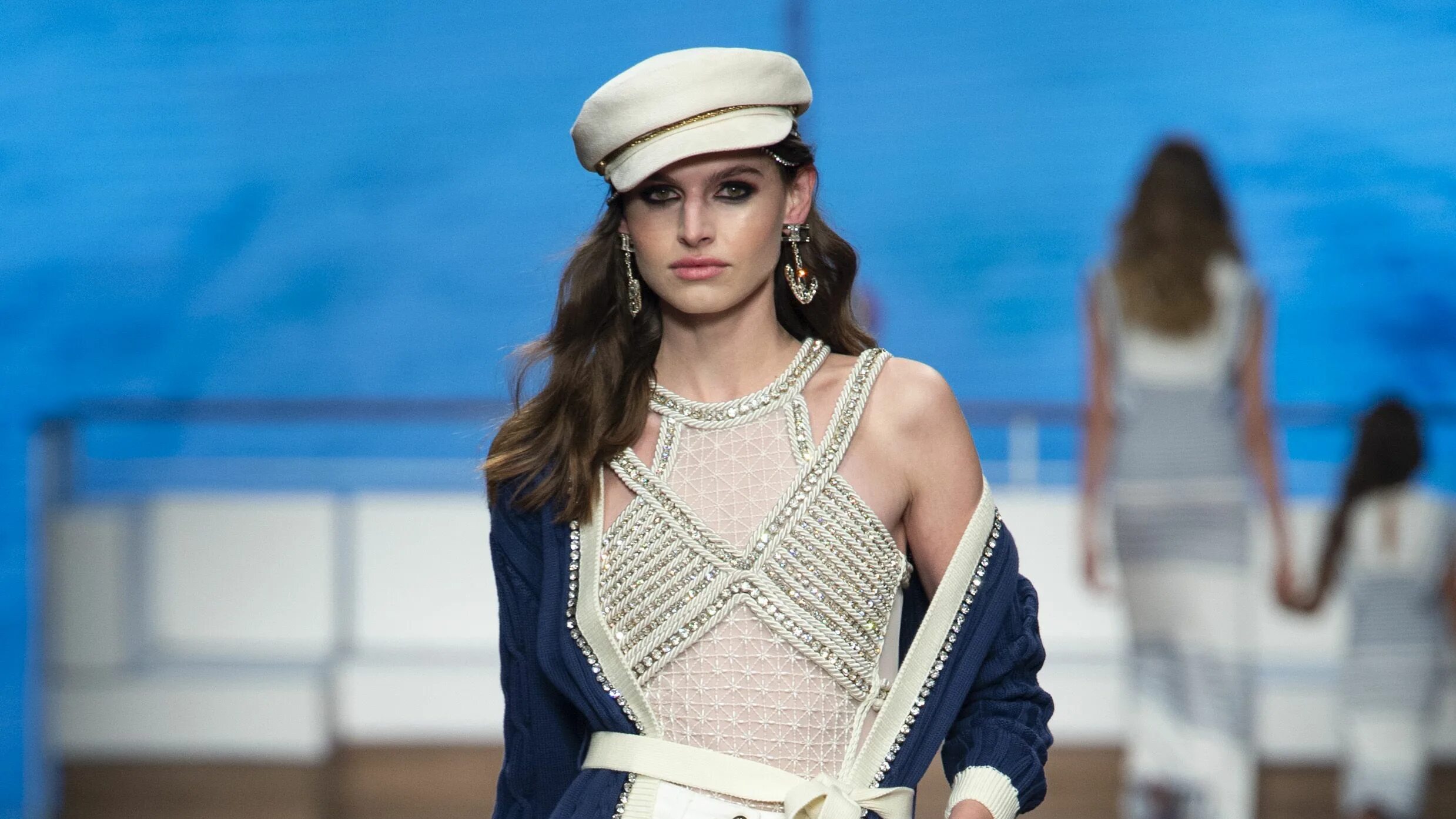 Мода 2024 женская италия milano moda donna: Elisabetta Franchi: la crociera rivisitata in chiave sexy