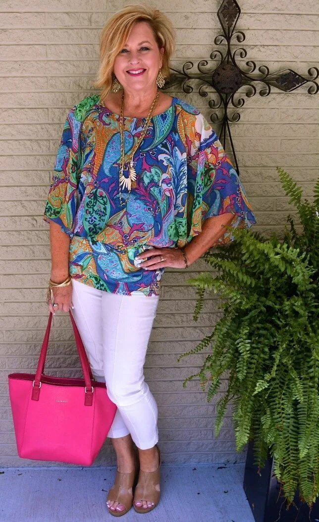 Мода 2024 женская одежда 60 Bright colors and a big smile are beach essentials! We love this colorful outfit