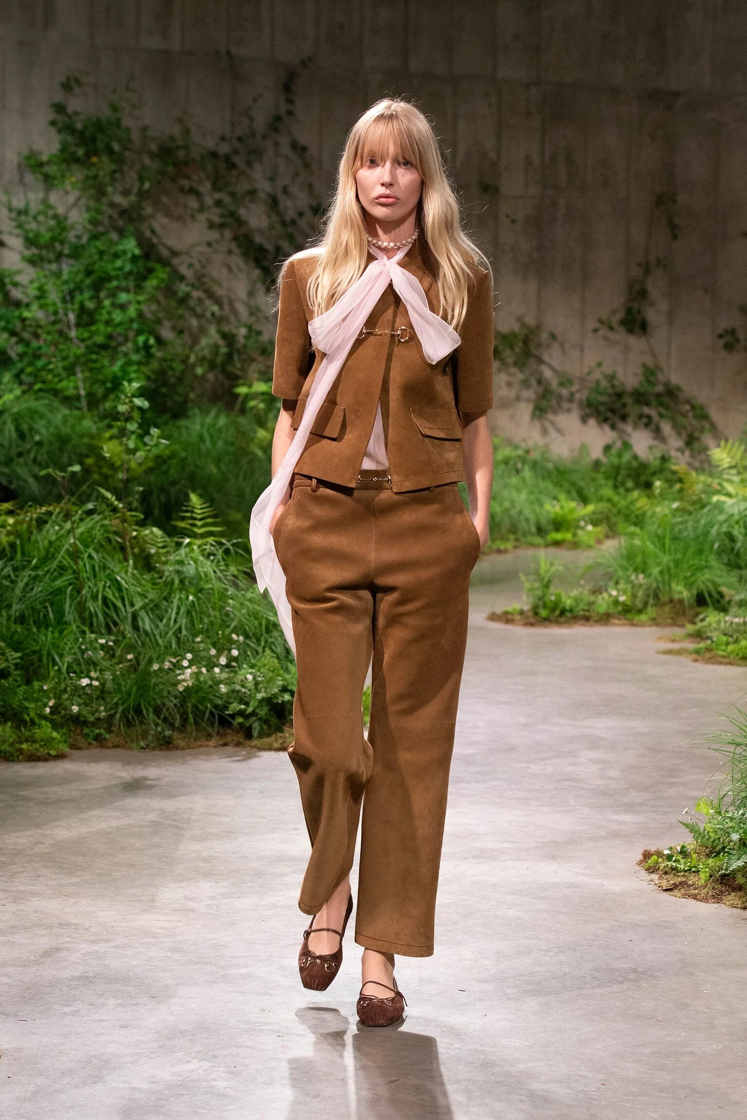 Мода 2025 2026 женская Gucci Resort 2025 Collection Vogue