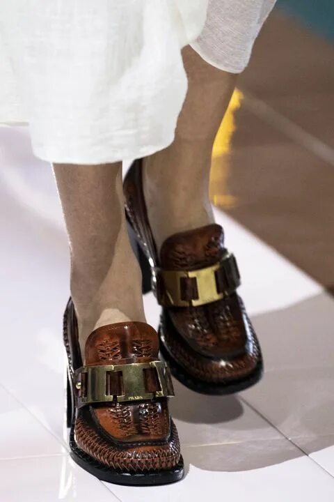 Мода 2025 года женская обувь Our favourite shoe moments from the SS20 catwalks Womens fashion shoes, Trending