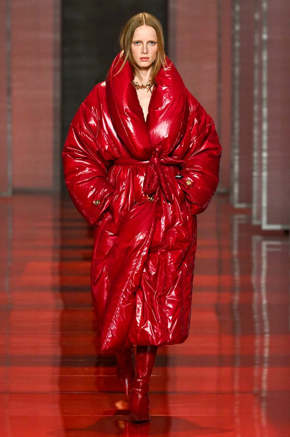 Мода 2025 года женская зима Показ Женской Коллекции Versace Осень-Зима 2022 Официальный Веб-Сайт