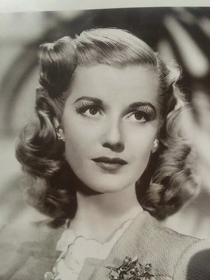 Мода 40 годов прически Pin by Miss Precious Rose on 1940's Hollywood Fashions 1940s hairstyles, Vintage
