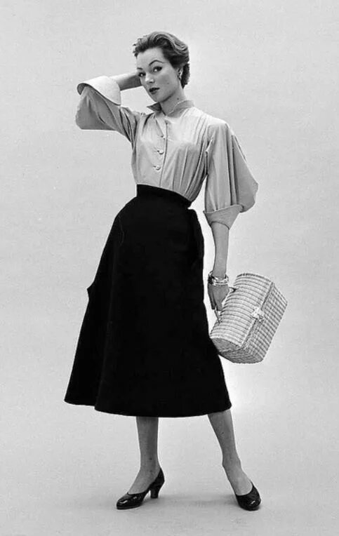 Мода 50 годов фото одежда 1952 Givenchy's skirt and blouse Fashion, Women bags fashion, Retro fashion