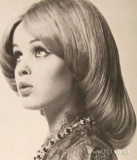 Мода 60 х годов прически carré des années 70 Vintage hairstyles, 1960s hair, Roll hairstyle