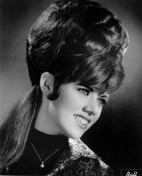 Мода 60 х годов прически corazón de poeta Bouffant hair, Big hair, Beehive hair