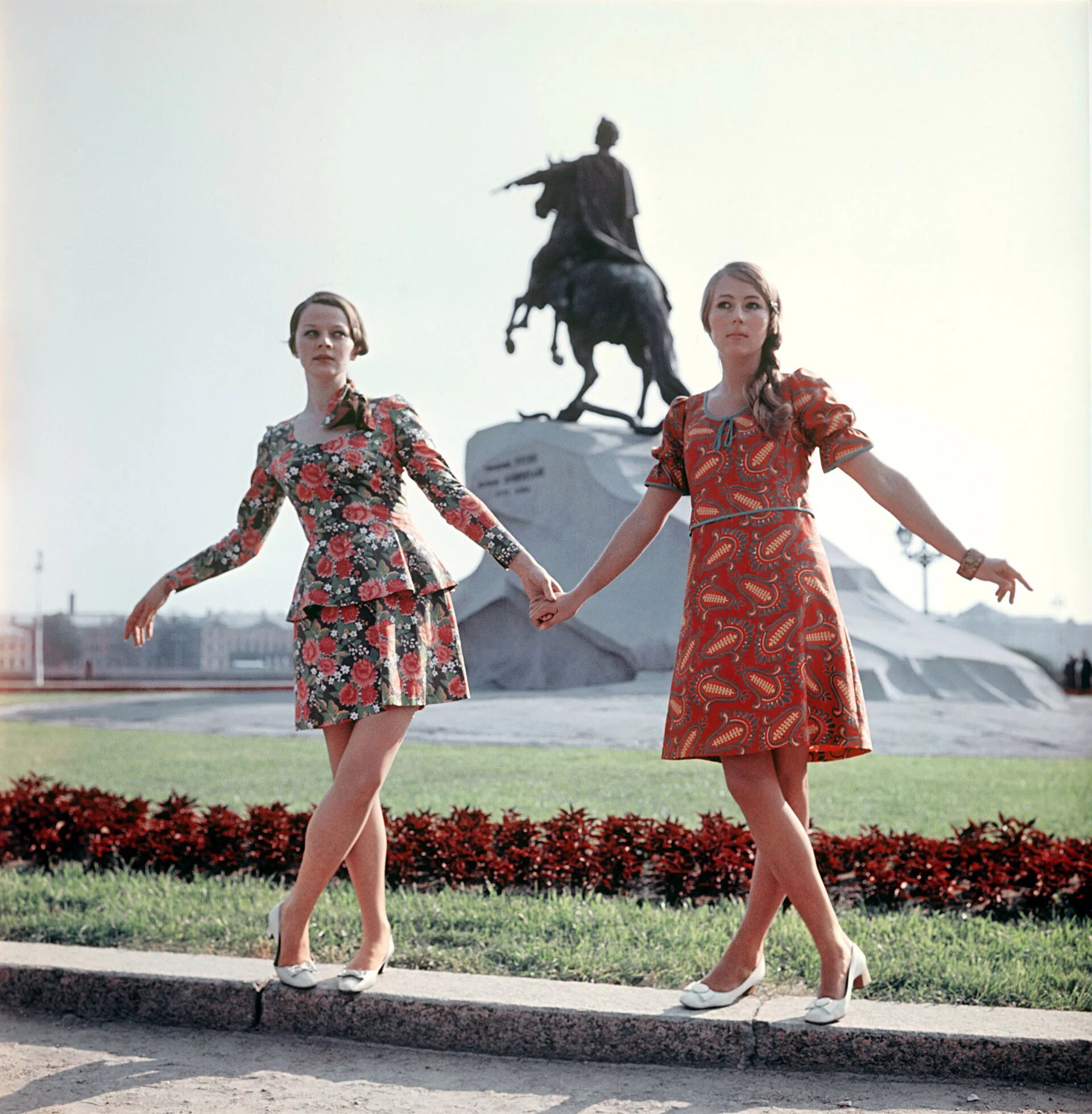 Мода 70 годы ссср фото Soviet fashion: How designer clothes helped people through the dark times - Russ