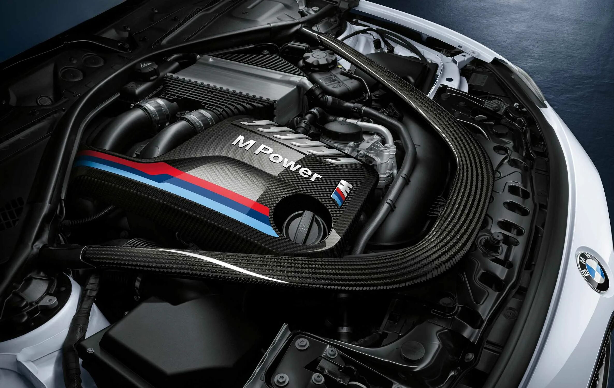 Мотор тюнинг бмв BMW M4 Coupé (F82), BMW M Performance carbon fiber engine cover.