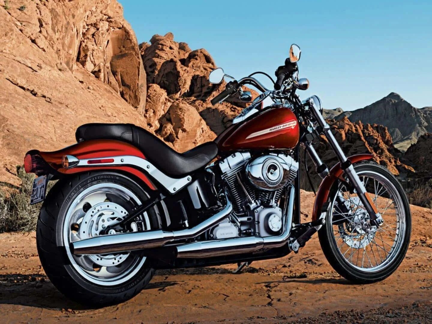 Мотоцикл harley davidson фото Download The perfect pairing: a cool rider and a blazing red, two-wheeled machin