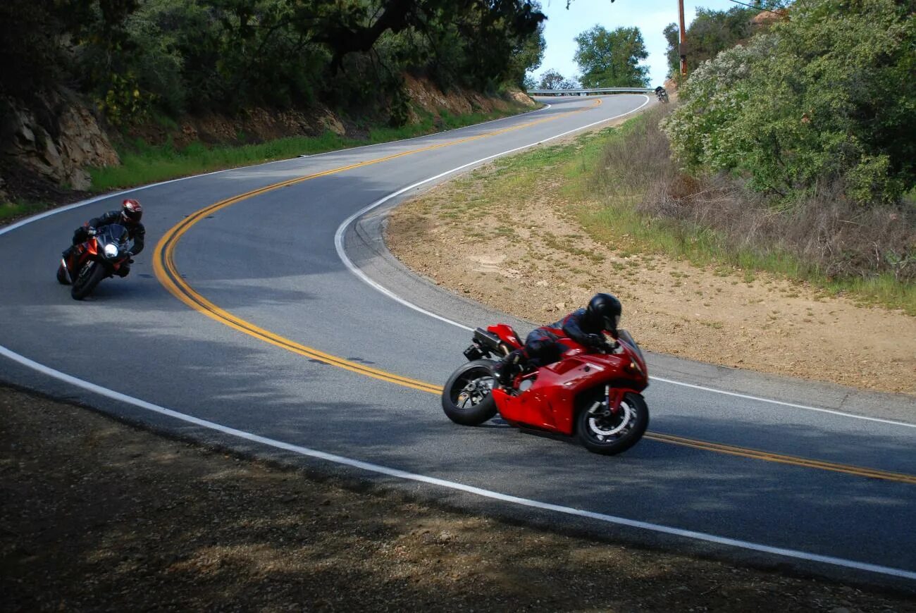 Мотоцикл на трассе фото Here’s Why So Many Riders Crash On Mulholland Highway News CarThrottle