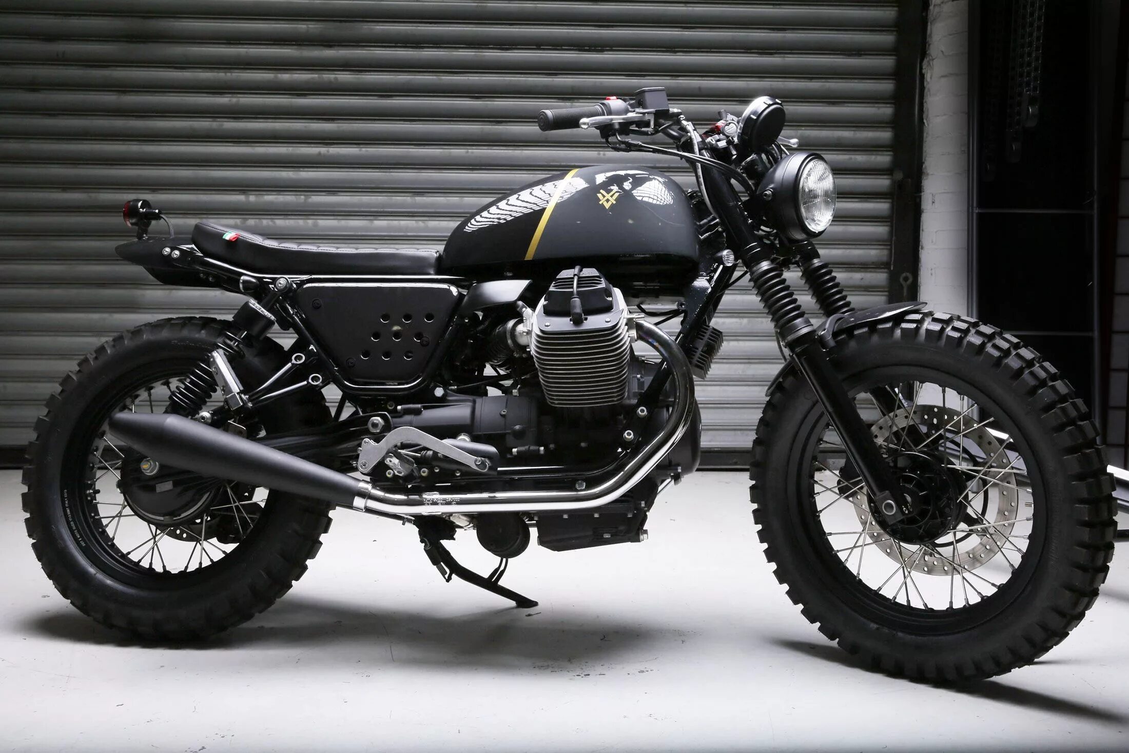 Мотоцикл скремблер фото A Moto Guzzi V7 Redesigned As A Scrambler Moto guzzi v7 stone, Moto guzzi, Moto 