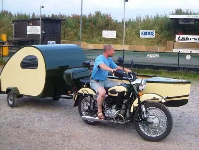 Мотоцикл урал с прицепом фото Now this guy has it all ! Motorcycle camping, Ural motorcycle, Motorcycle campin