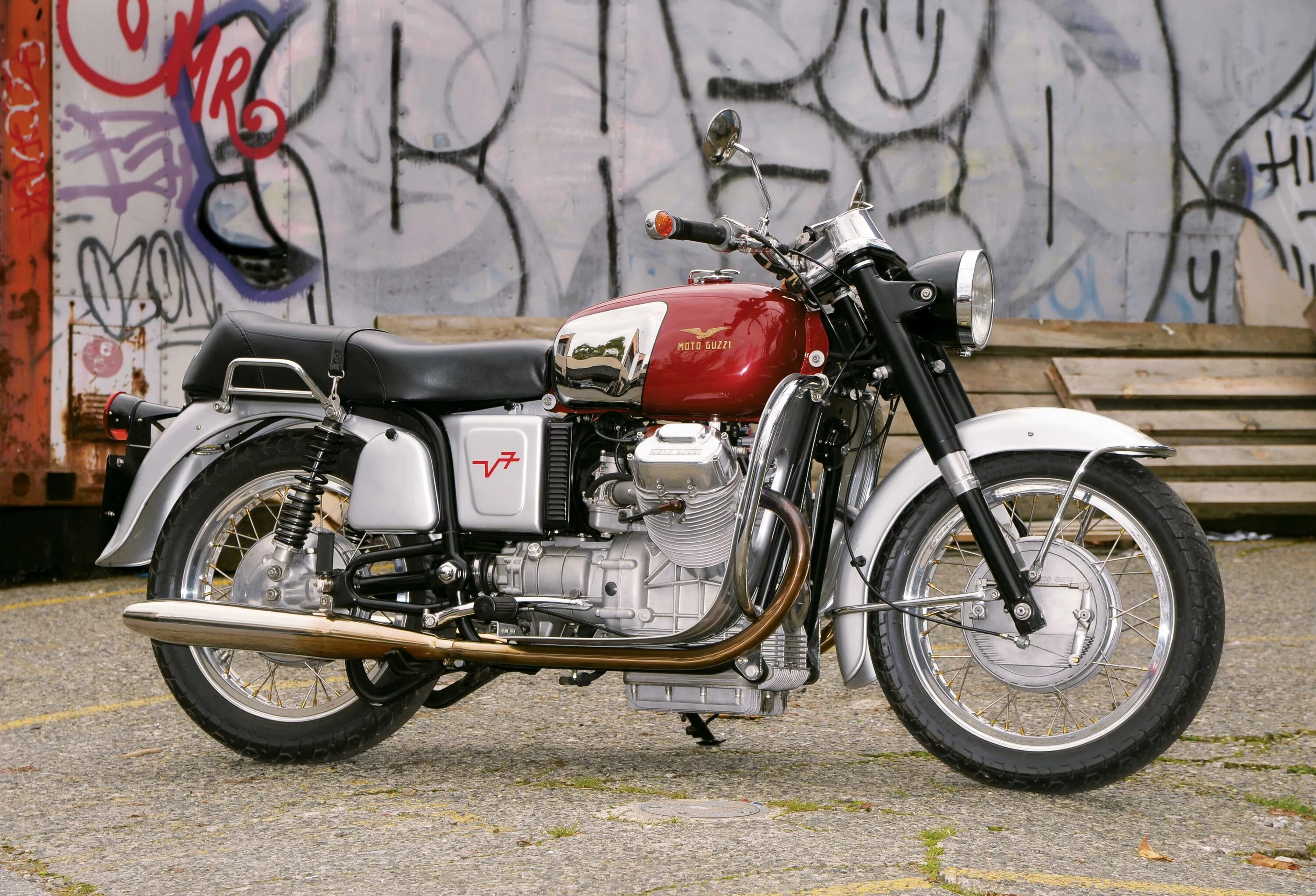 Мотоцикл в 7 мото гуччи классик фото Past Perfect: Moto Guzzi V700 Special Moto guzzi, Moto guzzi motorcycles, Moto