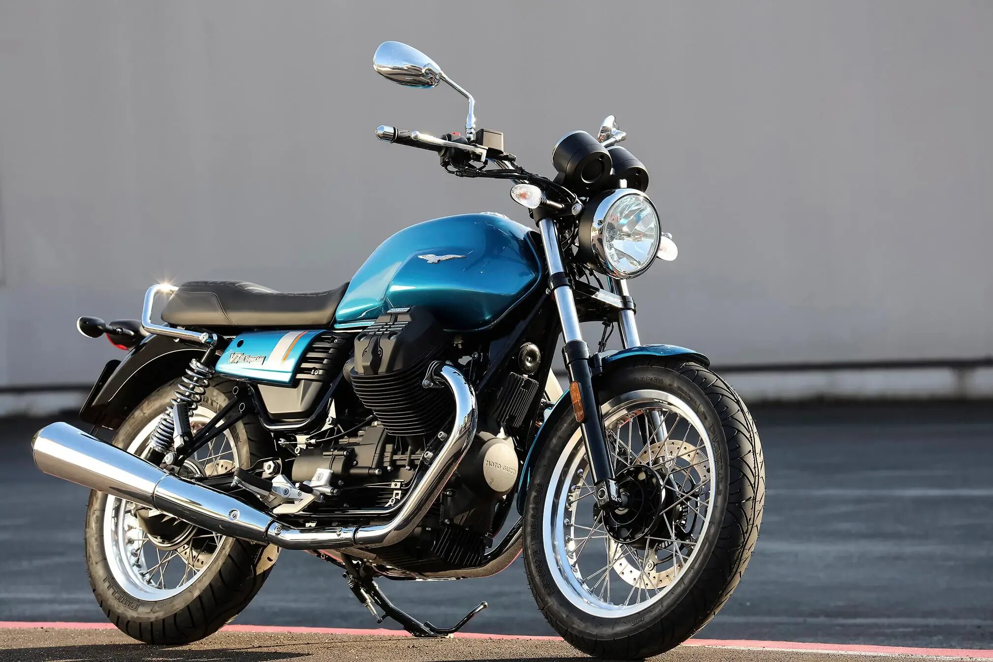 Мотоцикл в 7 мото гуччи классик фото 2018 Moto Guzzi V7III Special Review * Total Motorcycle