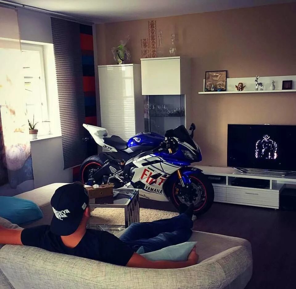 Мотоцикл в комнате фото Motorcycles, bikers and more : Foto Motorcycle garage, Moto bike, Super bikes